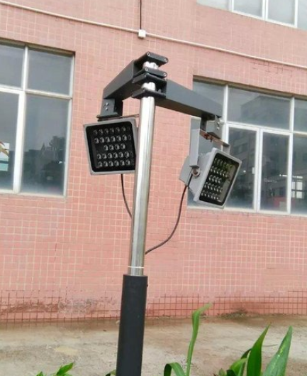 城市道路監(jiān)控補光燈安裝