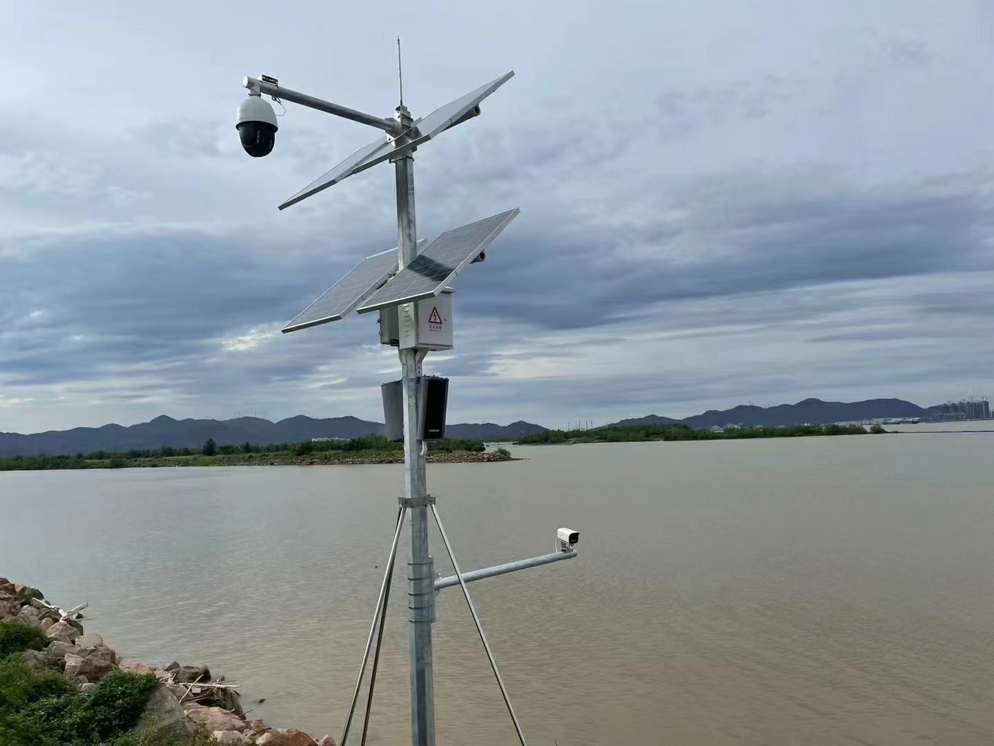 北京監(jiān)控安裝,北京安裝監(jiān)控,監(jiān)控安裝,太陽能供電無線遠(yuǎn)程監(jiān)控系統(tǒng)安裝